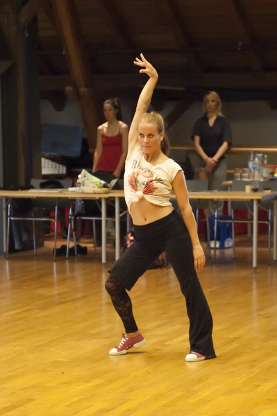 Best_of_Musical   006.jpg - Audition für die BEST OF MUSICAL - Gala 2012. Eine Teilnehmerin tanzt einen Teil der Choreographie aus der Show.Hamburg am 08. August  2011.Die "Best of Musical Gala 2010" feiert am 04.02.2012 in Hamburg ihre Premiere. Photo: Stage Entertainment/Morris Mac Matzen